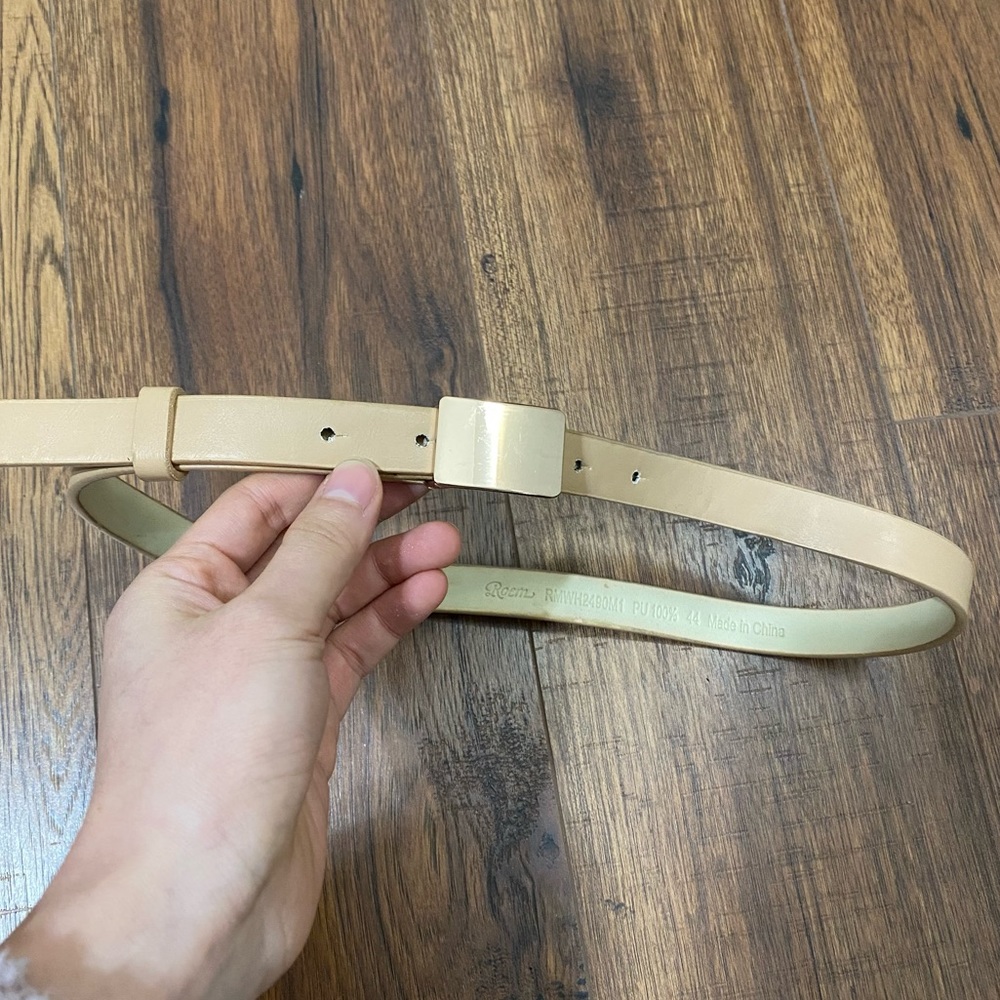 Beige gold buckle simple belt women’s belt